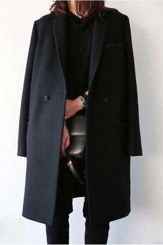 Модный лук: черное пальто, черный свитер с круглым вырезом, черные узкие брюки, черная кожаная сумка через плечо