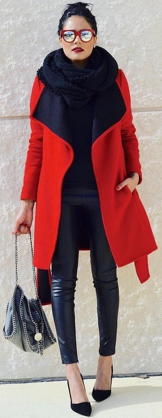С чем носить кожаные узкие брюки: Красное пальто и кожаные узкие брюки гармонично впишутся в любой образ — непринужденный будничный лук или же элегантный вечерний. Вместе с этим луком чудесно выглядят черные замшевые туфли.