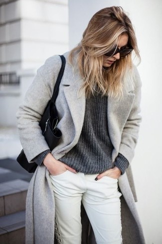 С чем носить темно-серый свитер с круглым вырезом женщине: Образ из темно-серого свитера с круглым вырезом и белых узких брюк поможет создать незаезженный образ в стиле casual.