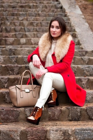 С чем носить темно-красное пальто женщине в прохладную погоду: Сочетание темно-красного пальто и белых кожаных узких брюк поможет создать элегантный и актуальный образ. Что касается обуви, табачные замшевые ботильоны на шнуровке — самый уместный вариант.