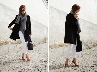 Какое пальто носить с темно-коричневыми туфлями в 30 лет: Пальто в сочетании с белыми узкими брюками поможет подчеркнуть твой уникальный стиль. Что касается обуви, можно дополнить наряд темно-коричневыми туфлями.