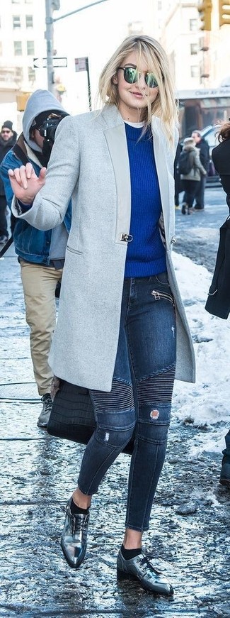 Какое пальто носить с темно-синим свитером с круглым вырезом женщине: Если ты из той когорты девушек, которые любят выглядеть по моде, тебе придется по душе тандем пальто и темно-синего свитера с круглым вырезом. Почему бы не добавить в повседневный наряд чуточку шика с помощью серебряных кожаных оксфордов?