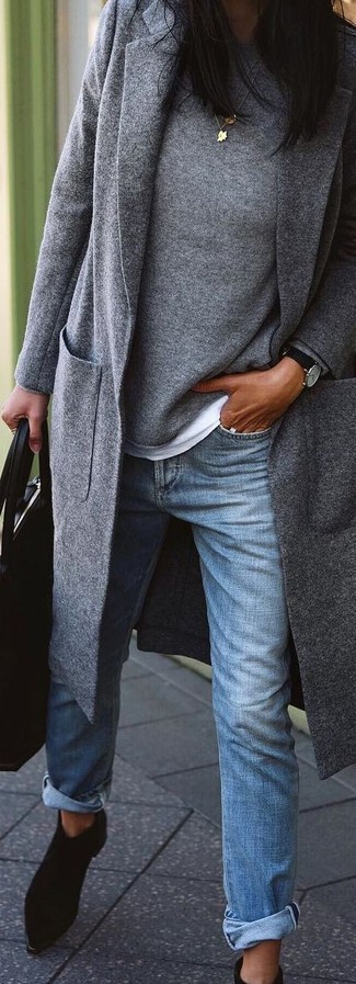 С чем носить синие джинсы-бойфренды в 30 лет в прохладную погоду: Современным модницам, которые хотят быть в курсе последних тенденций, советуем взять на заметку это сочетание серого пальто и синих джинсов-бойфрендов. Черные замшевые ботинки челси — отличный вариант, чтобы закончить лук.