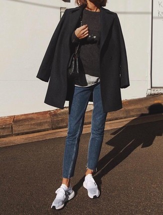С чем носить джинсы женщине в прохладную погоду: Черное пальто и джинсы — отличный лук, если ты ищешь лёгкий, но в то же время модный лук. Завершив лук серыми кроссовками, можно привнести в него немного легкомысленности.