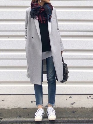 С чем носить белые кожаные низкие кеды в 20 лет женщине в стиле смарт-кэжуал: Серое пальто и синие джинсы — идеальный лук, если ты хочешь создать расслабленный, но в то же время стильный образ. Этот образ великолепно завершат белые кожаные низкие кеды.