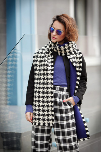 С чем носить бело-темно-синий шарф в 30 лет женщине: Если в одежде ты делаешь ставку на комфорт и практичность, черное пальто и бело-темно-синий шарф — отличный выбор для стильного образа на каждый день.