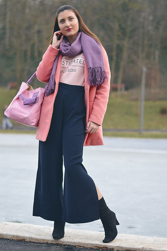 С чем носить розовое пальто женщине: Розовое пальто и темно-синие широкие брюки украсят твой гардероб. Создать модный контраст с остальными составляющими этого ансамбля помогут черные замшевые полусапоги.