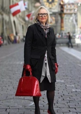 С чем носить сумку-саквояж за 60 лет: Если ты ценишь комфорт и практичность, черное пальто и сумка-саквояж — классный вариант для модного повседневного образа. В тандеме с этим ансамблем наиболее уместно выглядят красные кожаные туфли.