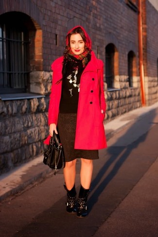 Какие свитера с круглым вырезом носить с красным пальто в 30 лет женщине весна в стиле смарт-кэжуал: Красное пальто в паре со свитером с круглым вырезом позволит выразить твою индивидуальность. Пара черных кожаных полусапог с шипами свяжет лук воедино. Когда зимнее время года сменяется в весенне-осенний период, нам хочется выглядеть свежо и по-новому. Такое сочетание вещей безусловно поможет достичь желаемой цели.