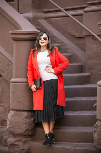 Какие свитера с круглым вырезом носить с красным пальто в 20 лет женщине в прохладную погоду: Красное пальто и свитер с круглым вырезом будут стильно смотреться в модном гардеробе самых привередливых красавиц. В тандеме с этим образом наиболее уместно смотрятся черные замшевые ботильоны.