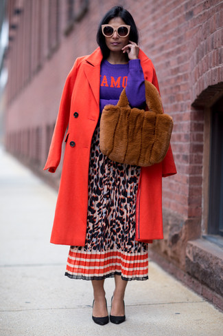 Как носить туфли с юбкой-миди в холод в стиле смарт-кэжуал: Красное пальто и юбка-миди — необходимые предметы в гардеробе поклонниц стиля casual. Вкупе с этим луком отлично будут выглядеть туфли.