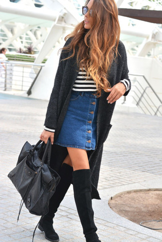 Модный лук: темно-серое вязаное пальто, бело-черный свитер с круглым вырезом в горизонтальную полоску, синяя джинсовая юбка на пуговицах, черные замшевые ботфорты