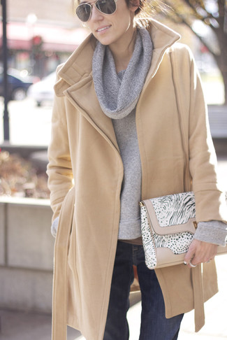 С чем носить бежевое пальто в 30 лет женщине в холод: Сочетание бежевого пальто и темно-синих джинсов — отличная идея для воплощения наряда в стиле business casual.