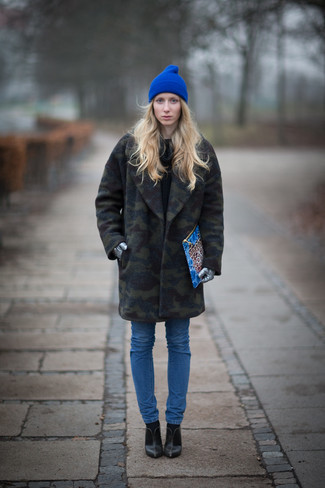 Какое пальто носить с синими джинсами скинни в 30 лет в холод в стиле смарт-кэжуал: Пальто и синие джинсы скинни — обязательные вещи в гардеробе дам с чувством стиля. В паре с этим образом наиболее уместно будут выглядеть черные кожаные ботильоны.