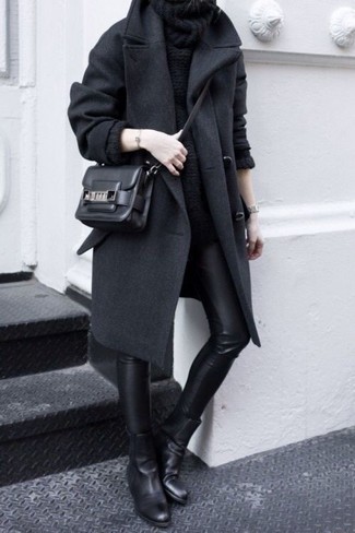 Как носить темно-серое пальто с черными джинсами женщине осень: Темно-серое пальто будет смотреться великолепно в сочетании с черными джинсами. Смелые девчонки дополнят образ черными кожаными ботинками челси. Красивый осенний ансамбль, подобный этому — один из самых легких способов поднять себе настроение и зарядиться позитивом.