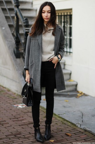 Модный лук: темно-серое пальто, серый свитер с хомутом, черные джинсы скинни, черные кожаные ботильоны
