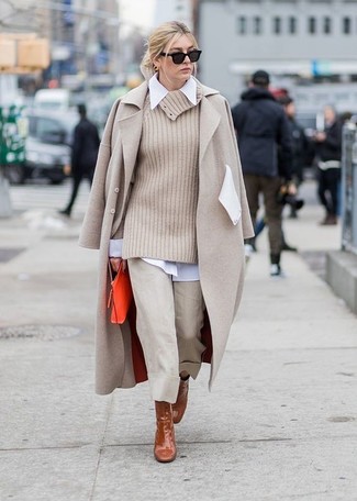 Модный лук: бежевое пальто, бежевый свитер с хомутом, белая классическая рубашка, бежевые брюки-кюлоты