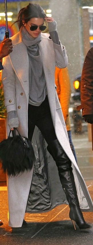 Как Kendall Jenner носит Серое пальто, Серый свитер с хомутом, Черные узкие брюки, Черные кожаные ботфорты