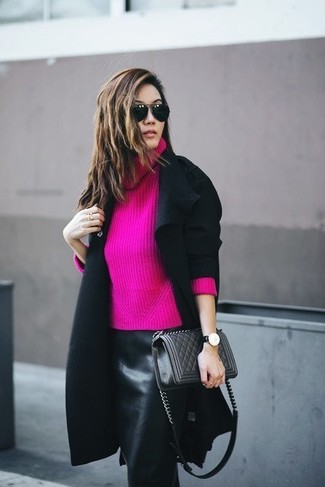 Какие юбки-карандаш носить с ярко-розовым свитером с хомутом в 30 лет: Если у тебя на работе нет дресс-кода как такового, обрати внимание на дуэт ярко-розового свитера с хомутом и юбки-карандаш.