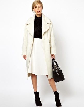 С чем носить юбку в 30 лет в холод: Поклонницам стиля business casual полюбится образ из белого пушистого пальто и юбки. Черные замшевые ботильоны чудесно дополнят этот наряд.