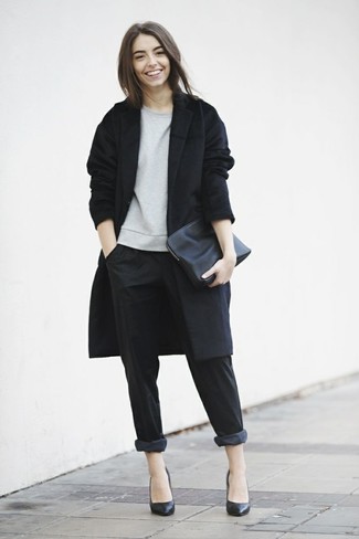 Модный лук: черное пальто, серый свитшот, черные брюки чинос, черные кожаные туфли