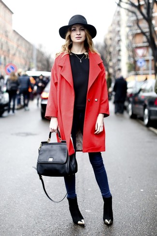 С чем носить красно-темно-синее пальто женщине в прохладную погоду: Красно-темно-синее пальто и темно-синие джинсы скинни будет превосходным вариантом для простого повседневного образа. Черные замшевые ботильоны — отличный вариант, чтобы закончить лук.