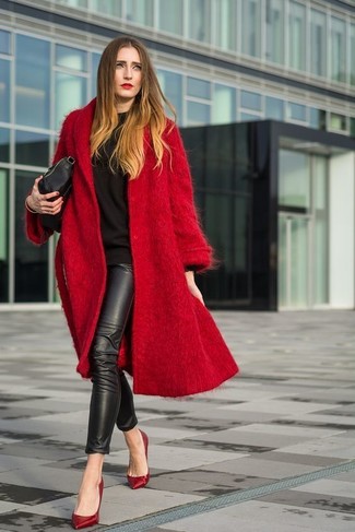 С чем носить красно-темно-синее пальто женщине в прохладную погоду: Согласись, сочетание красно-темно-синего пальто и черных кожаных леггинсов выглядит очень привлекательно? Вместе с этим образом идеально смотрятся красные кожаные туфли.