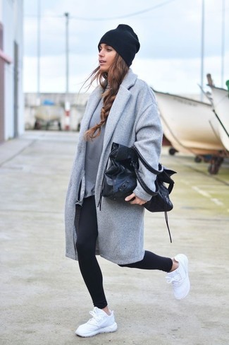 С чем носить свитер женщине в прохладную погоду в спортивном стиле: Сочетание свитера и черных леггинсов пользуется особым спросом среди ценительниц удобной одежды. Что же до обуви, можно дополнить образ белыми кроссовками.