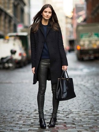 С чем носить темно-бирюзовые узкие брюки: Черное пальто и темно-бирюзовые узкие брюки — выбор, который будет неизбежно притягивать взгляды. Черные кожаные ботильоны — прекрасный выбор, чтобы закончить ансамбль.
