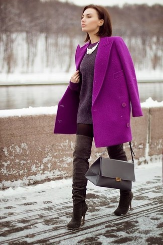 С чем носить пурпурный свободный свитер в 30 лет осень: Современным модницам, которые хотят держать руку на пульсе последних тенденций, рекомендуем взять на заметку это сочетание пурпурного свободного свитера и пурпурного пальто. Если ты предпочитаешь смелые решения в своих образах, дополни этот темно-коричневыми замшевыми ботфортами. Разве это не крутая идея на осень?