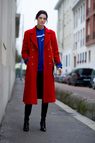 С чем носить красное пальто женщине весна: Любительницам стиля элегантная повседневность понравится тандем красного пальто и черных брюк-галифе. В сочетании с этим нарядом наиболее выгодно будут выглядеть черные кожаные ботильоны. Когда холодная пора уходит и сменяется в межсезонье, такой наряд пользуется большой популярностью у самых придирчивых модниц.