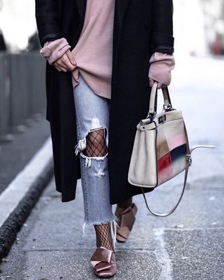 Как носить свободный свитер с джинсами: Если ты не любишь воспринимать моду слишком серьезно, тебе полюбится этот лук из свободного свитера и джинсов. В паре с этим нарядом наиболее уместно будут выглядеть розовые сатиновые туфли.