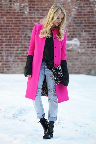Какие ботильоны носить с ярко-розовым пальто: Если ты ценишь удобство и практичность, ярко-розовое пальто и голубые рваные джинсы-бойфренды — классный вариант для расслабленного повседневного образа. Вкупе с этим ансамблем чудесно смотрятся ботильоны.
