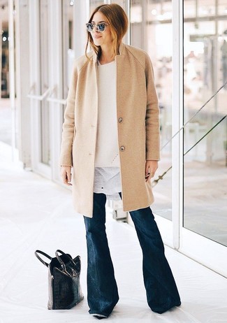 С чем носить джинсы-клеш в холод в стиле смарт-кэжуал: Если ты принадлежишь к той категории леди, которые любят выглядеть модно, тебе подойдет лук из светло-коричневого пальто и джинсов-клеш.