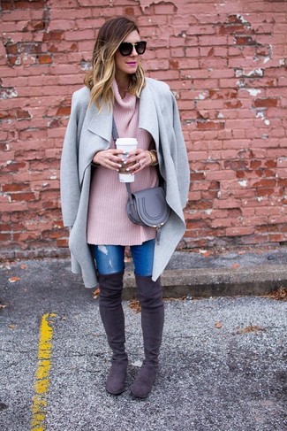 Модный лук: серое пальто, розовый вязаный свободный свитер, синие рваные джинсы скинни, темно-серые замшевые ботфорты