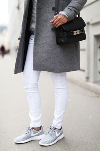 Какое пальто носить с серыми кроссовками женщине в холод: Пальто и белые джинсы скинни позволят составить свой неповторимый наряд. Закончив ансамбль серыми кроссовками, можно привнести в него немного динамичности.