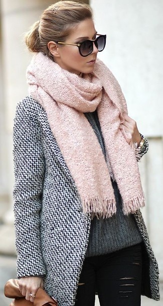 С чем носить розовый вязаный шарф женщине: Сочетание бело-черного пальто и розового вязаного шарфа - очень практично, и поэтому идеально на каждый день.