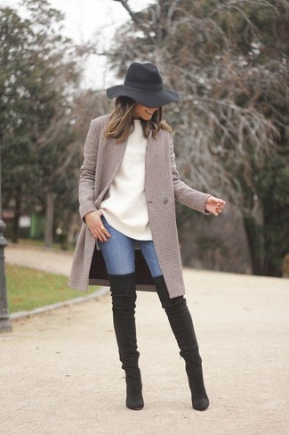 Как носить коричневое пальто с темно-синими джинсами скинни: Дуэт коричневого пальто и темно-синих джинсов скинни — прекрасный пример современного городского стиля. Черные замшевые ботфорты отлично впишутся в образ.