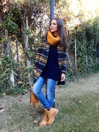С чем носить желтый вязаный шарф в 30 лет женщине: Если ты любишь выглядеть привлекательно, чувствуя себя при этом комфортно и уверенно, попробуй это сочетание темно-синего пальто в горизонтальную полоску и желтого вязаного шарфа. Пара светло-коричневых ботинок на шнуровке  из нубука легко интегрируется в этот ансамбль.