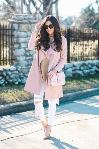 Какие джинсы скинни носить с светло-коричневыми туфлями в холод: Розовое пальто в паре с джинсами скинни продолжает покорять сердца стильных женщин. Что же до обуви, светло-коричневые туфли — самый выигрышный вариант.
