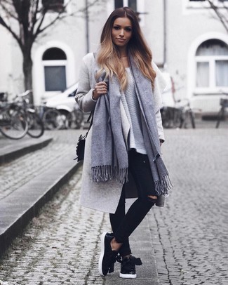 С чем носить серый шарф женщине в холод: Если ты ценишь удобство и практичность, серое пальто и серый шарф — превосходный вариант для привлекательного лука на каждый день. Черные кожаные слипоны — великолепный вариант, чтобы закончить лук.
