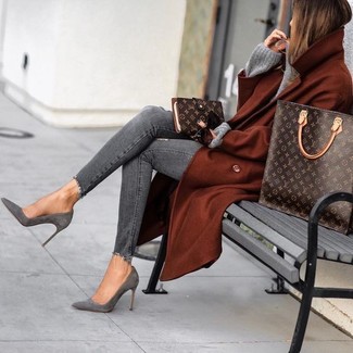 С чем носить темно-серые брюки женщине в холод в стиле кэжуал: Табачное пальто и темно-серые брюки — отличный выбор, если ты ищешь расслабленный, но в то же время модный лук. Вместе с этим нарядом гармонично будут выглядеть серые замшевые ботильоны.