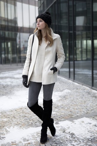 С чем носить белое пальто женщине в прохладную погоду в стиле смарт-кэжуал: Белое пальто и темно-серые джинсы скинни надежно обосновались в гардеробе многих дам, помогая создавать сногсшибательные и стильные луки. Черные замшевые ботфорты становятся хорошим завершением твоего образа.