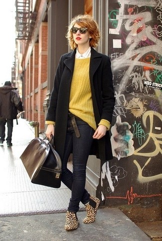 С чем носить желтый свитер женщине: Желтый свитер и темно-синие джинсы скинни — беспроигрышный вариант для насыщенного выходного дня. Хотела бы сделать лук немного элегантнее? Тогда в качестве обуви к этому образу, обрати внимание на светло-коричневые кожаные ботинки челси с леопардовым принтом.