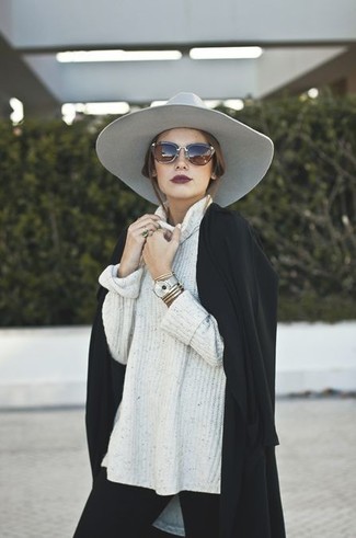 С чем носить серую шерстяную шляпу женщине в прохладную погоду в стиле кэжуал: Черное пальто и серая шерстяная шляпа — классная формула для воплощения приятного и практичного наряда.