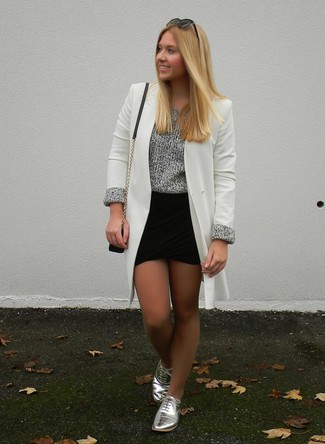 Модный лук: белое пальто, серый вязаный свободный свитер, черная мини-юбка, серебряные кожаные оксфорды