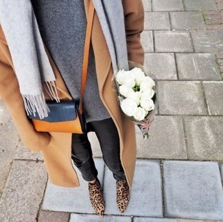 С чем носить оранжевую сумку женщине в холод: Если день обещает быть насыщенным, сочетание светло-коричневого пальто и оранжевой сумки поможет создать удобный лук в непринужденном стиле. Переходя к, можно завершить образ светло-коричневыми замшевыми ботильонами с леопардовым принтом.