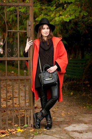С чем носить оранжевое пальто женщине: Сочетание оранжевого пальто и черных кожаных узких брюк может стать классным офисным луком. Черные кожаные полусапоги с шипами станут великолепным завершением твоего лука.