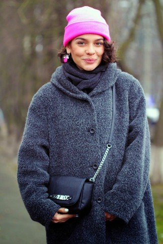 С чем носить темно-серый шарф женщине: Темно-серое пальто и темно-серый шарф помогут составить простой и функциональный лук для выходного в парке или похода по магазинам.