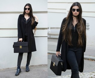 С чем носить оксфорды в 30 лет женщине: Дуэт черного пальто и черных джинсов скинни поможет выглядеть стильно, а также подчеркнуть твою индивидуальность. Что же до обуви, оксфорды — самый достойный вариант.